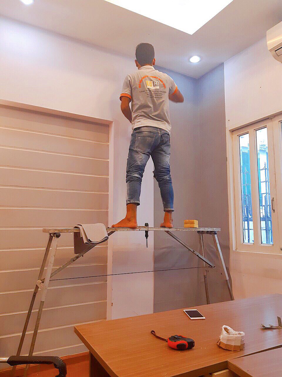 Thợ Gia Huy hoàn thiện bề mặt tường